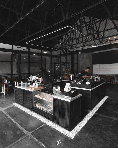 Black Coffee Shop Design, Black Coffee Shop, Brutalism Interior, Industrial Coffee Shop, Cafe Design Inspiration, Coffee House Cafe, Loft Cafe, Black Restaurant, Restaurant Counter