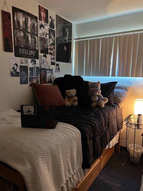 Black Dorm Bedding, Dorm Room Luxury, All Black Dorm Room, Black And Brown Dorm Room, Small Apartment Bedroom Idea, Black Comforter Dorm Room, College Dorm Room Ideas For Guys Aesthetic, Black Bed Dorm Room, Make Dorm Room Ideas