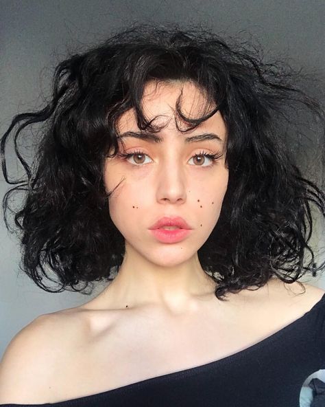 9,144 Likes, 81 Comments - Mina Bell (@minaxxbell) on Instagram: “¡ holy moly ! • 。・゜<- my moles/freckles” Mole Girl Faces, Pretty Moles On Face, Girl With Moles On Face, Face Moles Aesthetic, Girls Pixie Cut, Facial Mole, Moles On Face, Pin Up Makeup, Turmeric Health