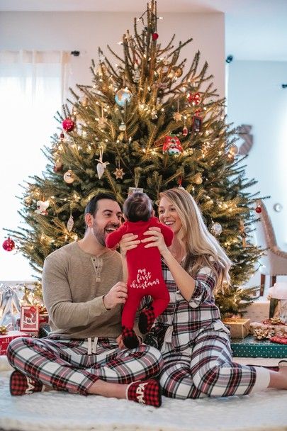 Family 1st Christmas Photos, Christmas Photo At Home Ideas, Christmas Photo Shoot For Baby, Newborn Pictures With Santa, Matching Pjs Christmas Photos, Christmas Morning Pictures Families, Pijama Christmas Pictures, Christmas Card Pajama Pictures, Christmas Family Photos Pjs