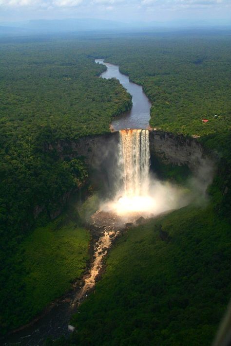 Kaieteur Falls (Guyana Centrale) -  Cachoeira Kaieteur é cerca de quatro vezes maior do que Cataratas do Niagara. Está localizado no rio Potaro no Parque Nacional Kaieteur no Essequibo, Guiana. Sua localização é na floresta amazônica. Kaieteur Falls, Matka Natura, Air Terjun, Have Inspiration, Les Cascades, Countries To Visit, Beautiful Waterfalls, Alam Yang Indah, Places Around The World