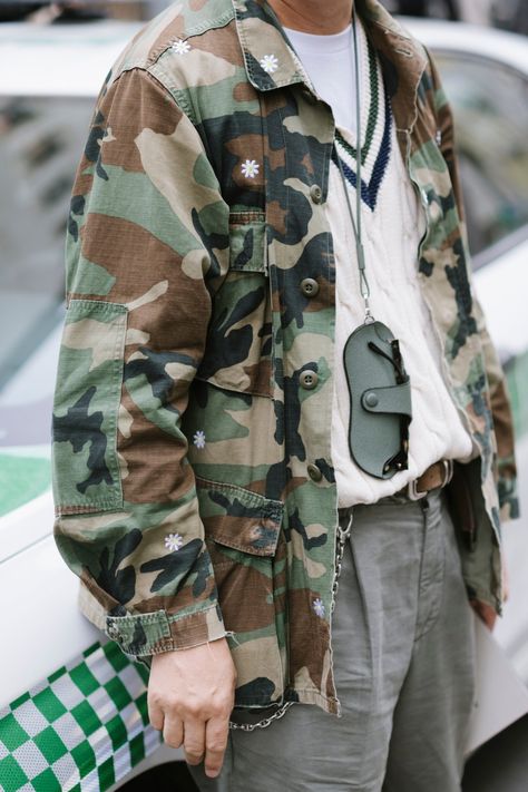 Street style at Milan Fashion Week Men’s Spring 2025 Army Green Outfit Ideas, Military Surplus Fashion, Army Look Fashion, Camo Jacket Outfit Men, Army Green Outfit, Military Style Man, Camo Jacket Outfit, Japanese Americana, Milan Fashion Week Men