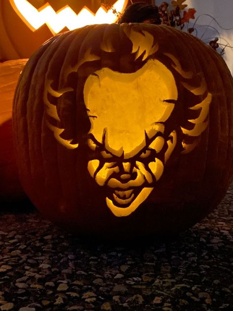 Classic Carved Pumpkin, Stephen King Pumpkin Carving, Pumpkin Carving Ideas Scary Hard, Pumkin Carving Best, Movie Character Pumpkin Carving, Annabelle Pumpkin Carving, Pumpkins Carving Ideas Creative, Pennywise Carved Pumpkin, Pumpkin Clown Carving