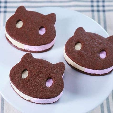 Soft Chocolate Cookie Recipe, Soft Chocolate Cookie, Cookie Cat, Nerdy Nummies, Cat Ice Cream, Rosanna Pansino, Ice Cream Sandwiches Recipe, Cute Baking, Ice Cream Sandwiches