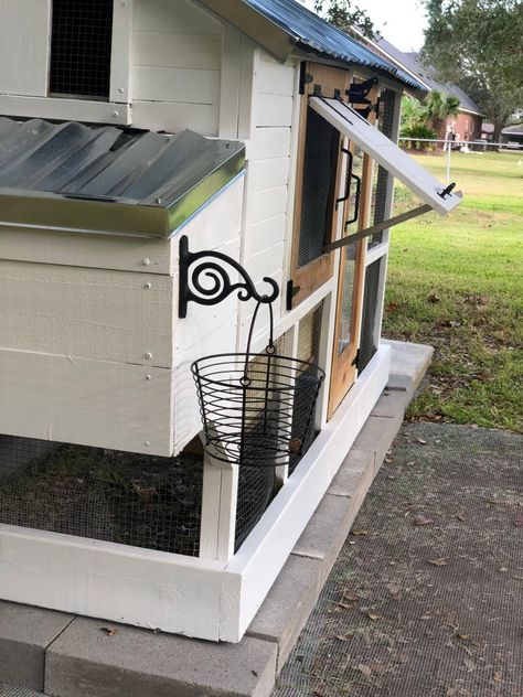 Chicken Coop Decorating Ideas Outside, Add On To Chicken Coop, Easy Chicken House Ideas, Chicken Coop Cinder Blocks, Chicken Coop On Pavers, Chicken Coop Decor Landscaping, Black And White Chicken Coop Ideas, Chicken Coop Planter Boxes, Chicken Coop Flower Boxes