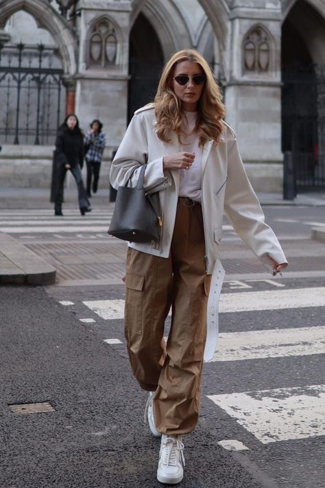 Winter Cargo Pants Outfit, Outfits With Brown Pants, Trendy Cargo Pants Outfit, Khaki Cargo Pants Outfit, Cargo Outfits Women, Brown Cargo Pants Outfit, Minimal Chic Outfits, Cargo Pants Outfit Ideas, Cargo Pants Women Outfit