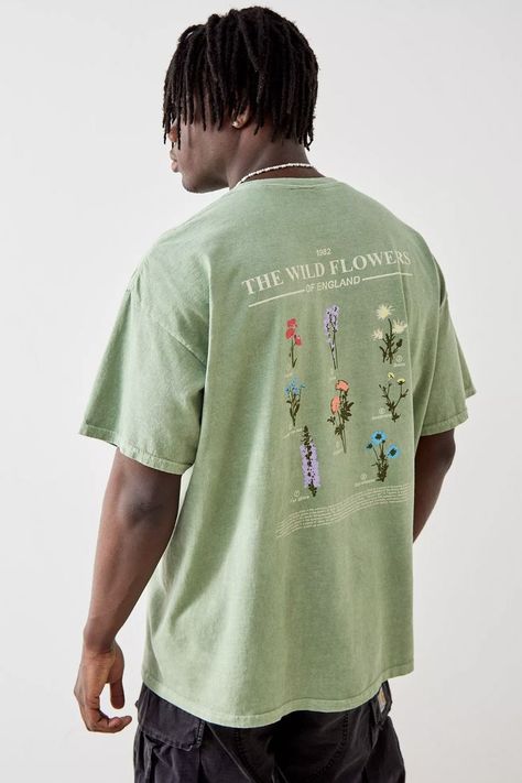 English garden vibes with this printed tee cut from a cotton fabrication. Features a crew neck, drop shoulders, short sleeves and a 'The Wild Flowers Of England' print to chest. Complete with a vibrant flower chart to reverse. Men Aesthetic Outfits, Flower Chart, Mens Summer Outfits, Green Fits, Vibrant Flower, Tee Outfit, Wild Flower, English Garden, Mens Graphic Tee