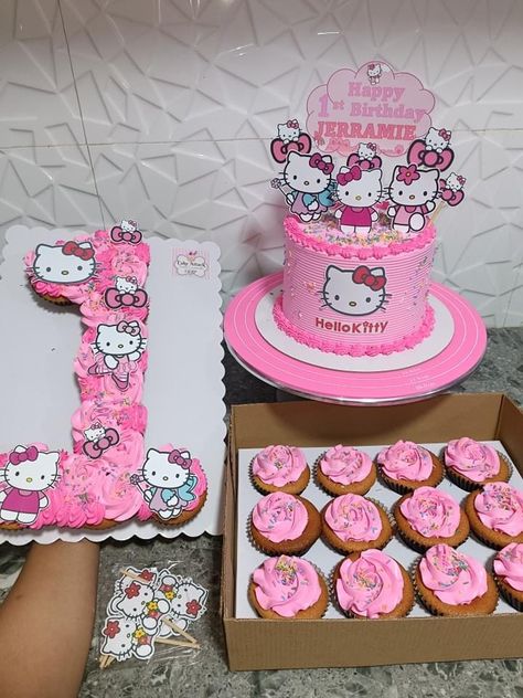 Hello Kitty Cupcakes Ideas, Hello Kitty Cupcake Cake, Kitty Cupcakes, 1st Birthday Cupcakes, Suprise Birthday, Hello Kitty Birthday Cake, Hello Kitty Cupcakes, Homemade Cupcakes, Kitty Items