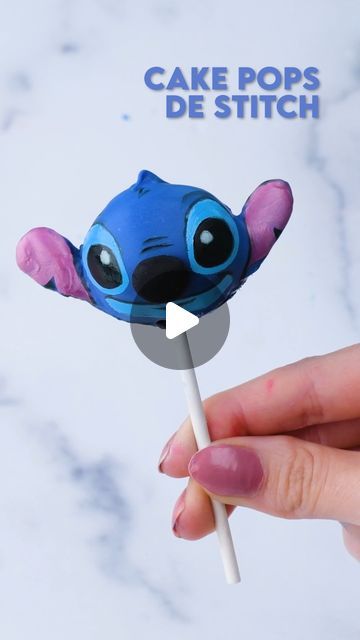 Disney Frozen Cake Pops, Stitch Birthday Cake Pops, Cute Stitch Cakes, Stitch Birthday Treats, Simple Stitch Cake, Stitch Cake Ideas Birthday Parties, Stitch Bday Cake, Lilo And Stitch Cake Pops, Birthday Cookout Ideas