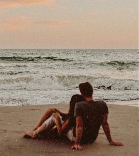 Young Couple Photoshoot, Photos Couple Plage, Strand Foto's, Protective Boyfriend, Beach Foto, Ocean Stuff, Fam Photos, Couples Beach Photography, Couple Beach Pictures