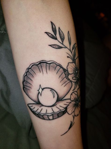 Pearl In Shell, Pearl Tattoo, Shell Tattoo, Tropical Tattoo, Seashell Tattoos, Traditional Tattoo Flowers, Shell Tattoos, L Tattoo, Stomach Tattoos