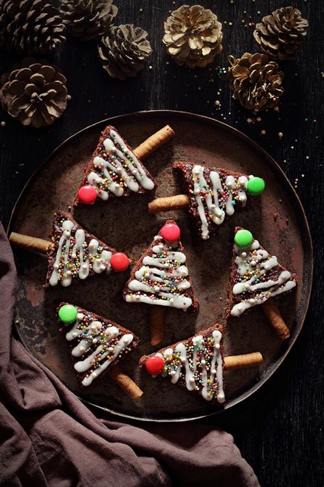 Xmas Brownies, Crismas Cake, Christmas Brownies Ideas, Brownie Christmas Tree, Brownie Christmas, Brownie Gourmet, Decorated Brownies, Christmas Tree Brownies, Holiday Treats Christmas