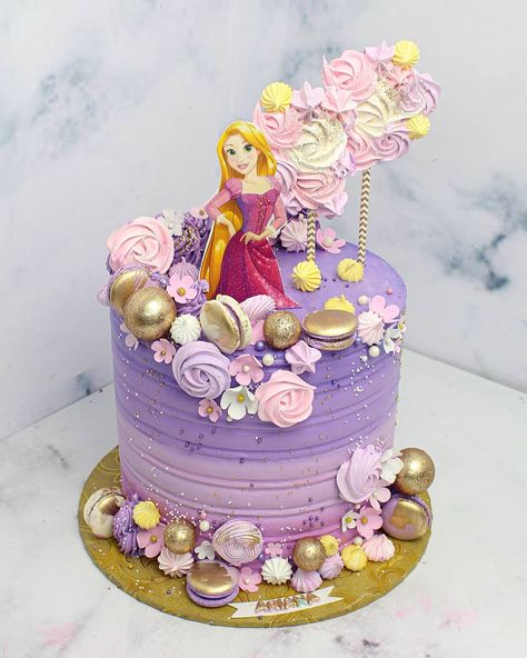 80 fotos incríveis de bolo da Rapunzel para arrasar na festinha – Tua Casa Tangled Birthday Party Dress, Rapunzel Cake Ideas Simple, Pastel Rapunzel, Rapunzel Torte, Rapunzel Birthday Cake, Tangled Cake, Cinderella Birthday Cake, Birthdays Cakes, Bolo Rapunzel