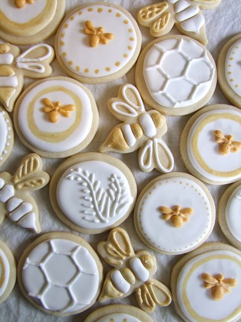 Golden bee cookies Bee Cookies, Bee Birthday Party, I Love Bees, Bee Party, Bee Birthday, Bee Baby Shower, Dessert Bar, Food Dessert, Icing Cookies