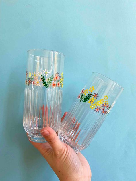 Paint And Drink, Painted Glass Vases, Diy Wine Glasses, Hand Painted Glasses, Diy Glass Bottle Crafts, Wine Glass Art, Flower Cart, Painted Glasses, Painted Candles