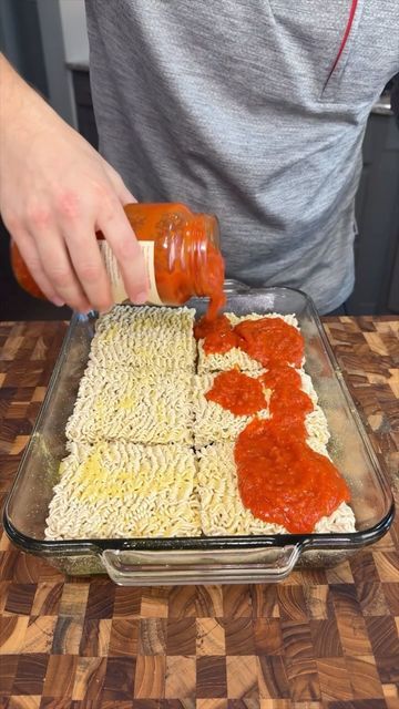 Ramen Lasagna, Spaghetti Baked, Food Dudes, Lasagna Vegetariana, Pinata Cookies, Beef Noodle Stir Fry, Cutlet Recipes, Ramen Dinner, Beginner Cook