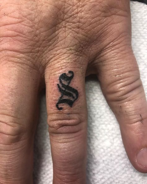 Money Sign Tattoo On Finger, Dollar Sign Tattoo Small, Dollar Sign Finger Tattoo, Small Gang Tattoos, Money Sign Tattoo Small, Dollar Sign Tattoo Design, Cholo Tattoos, Money Sign Tattoo, Dollar Sign Tattoo