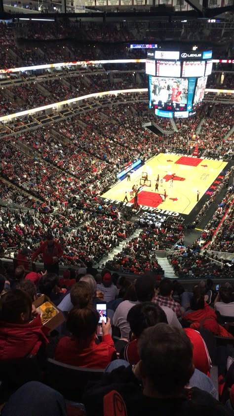 Chicago Bulls Stadium, Nba Stadium, Basketball Stadium, Nba Arena Aesthetic, School Basketball Court Aesthetic, Basketball Stadium Design, Nba Basketball Court, Basketball Game Aesthetic Nba, Basketball Stadium Architecture