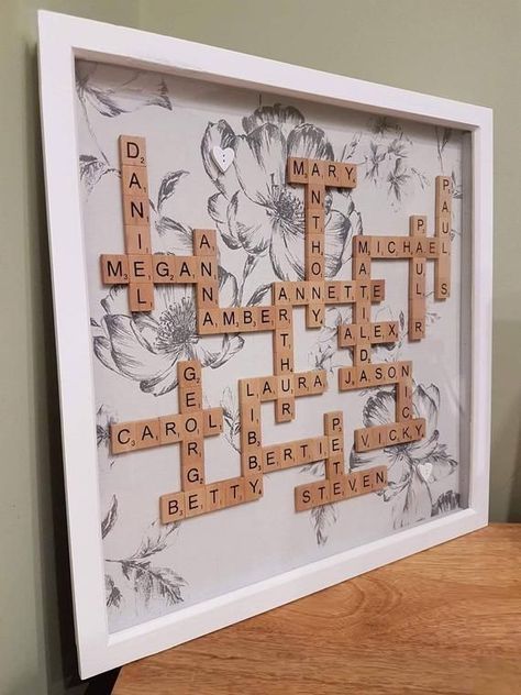 Scrabble Tile Crafts Diy, Scrabble Quilt, Scrabble Letter Crafts, Scrabble Tile Crafts, Premium Background, Scrabble Crafts, Cuadros Diy, Family Frame, Scrabble Wall Art