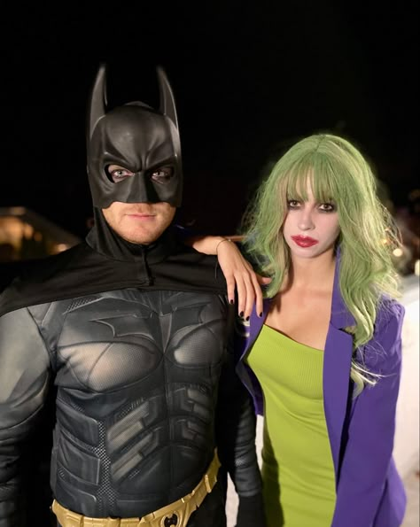 Costume Batman & Joker, Couple Costume, Halloween Joker Couple Costume, Super Hero Couples, Hero Vs Villain, Heroes And Villains Costumes, Boyfriend Halloween, Couple Costumes For Halloween, Joker Outfit, Halloween Couples Costumes, Joker Halloween Costume