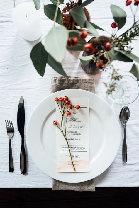 love this simple place setting Modern Jul, Eucalyptus Christmas, Winter Table Decorations, Tafel Decor, Christmas Dinner Table, Table Flower, Winter Table, Thanksgiving Table Settings, God Jul