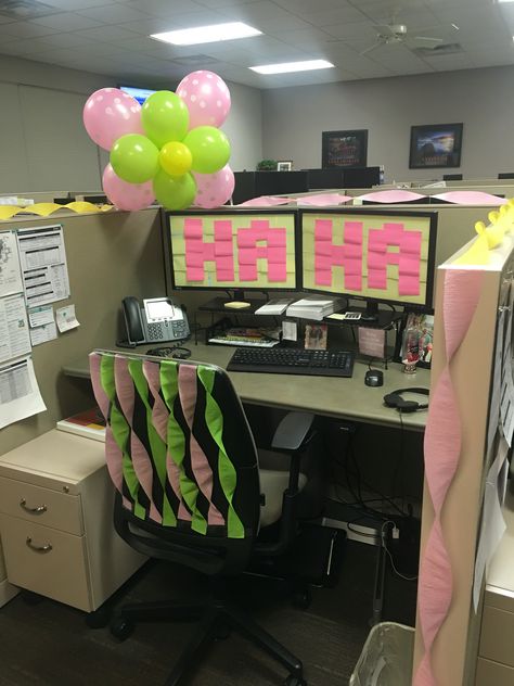 Work decoration, birthday, cubicle, balloon, sticky note, post it                                                                                                                                                     More Diy Cubicle Decor, Cubicle Birthday Decorations, Diy Cubicle, Office Birthday Decorations, Birthday Pranks, Office Pranks, Fun Office Decor, Peter Brown, Coworkers Birthday