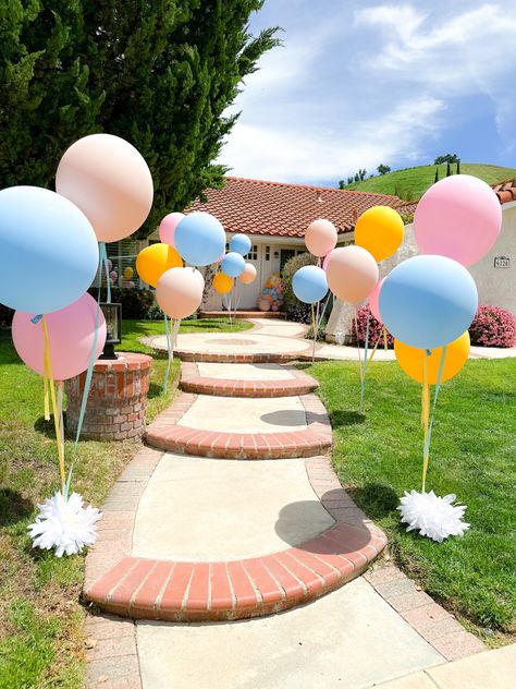 24” Latex Balloon Bouquets in Pink, Nude, Goldenrod, and Pale Blue. Balloon Decor Outside, Back Yard Baby Shower Decoration, Outside Decorations Party, Backyard Theme Party, Baby Shower Staircase Decor, Backyard Gender Reveal Ideas, Gender Reveal Party At Home, Baby Shower Yard Games, Backyard Baby Shower Decor