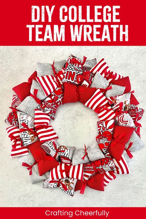 College Wreaths, Vinyl Paper Crafts, Paper Template Free, Jar Decorations, Diy College, Christmas Party Crafts, Best Graduation Gifts, Sports Wreaths, College Diy