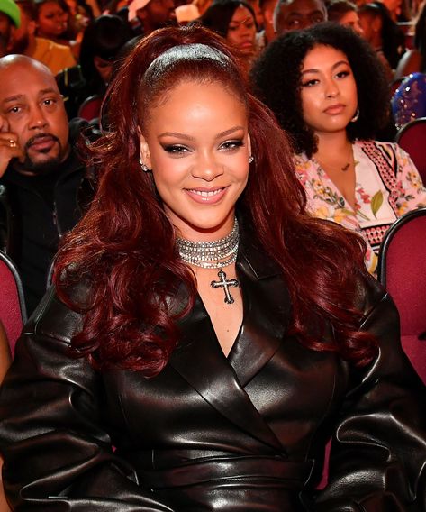 Rihanna Red Hair, Magenta Hair Colors, Looks Rihanna, Rihanna Hairstyles, Magenta Hair, Red Hair Inspo, Bet Awards, Peinados Fáciles Para Cabello Corto, Burgundy Hair