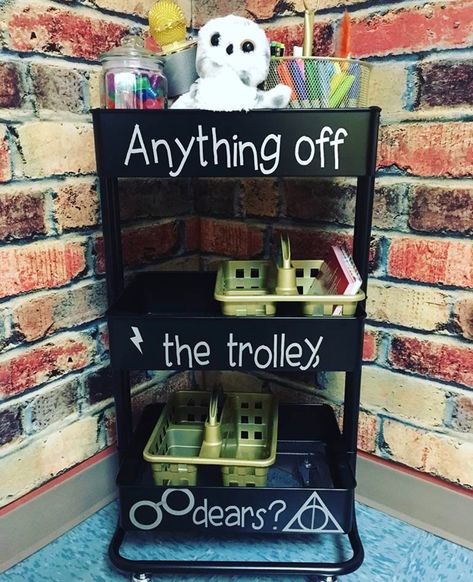 I swear I’ve worked with some of the most amazing teachers!! One of my old coworkers posted this on Facebook tonight and I immediately… Harry Potter Classroom Theme, Harry Potter Office, Harry Potter Classes, Harry Potter Library, Harry Potter Bathroom, Classe Harry Potter, Harry Potter School, Harry Potter Nursery, Harry Potter Room Decor