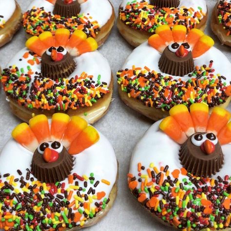 Deserts For Thanksgiving Cute, Thanksgiving Donut Decorating Ideas, Thanksgiving Donuts Decoration, Fall Donut Decorating Ideas, Fall Donuts Decorated, Turkey Donuts Ideas, Thanksging Desserts, Thanksgiving Desserts To Sell, Thanksgiving Donuts Ideas