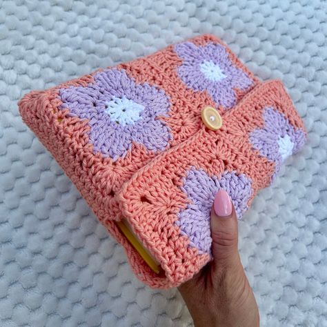 Daisy Book Cover Crochet Pattern Granny Square Book Sleeve Free Pattern, Crochet Sketchbook Cover, Crochet Book Pouch Free Pattern, Free Crochet Book Cover Patterns, Crochet Book Cover Pattern, Book Crochet Cover, Crochet Notebook Cover, Crochet Kindle Sleeve Free Pattern, Book Cover Crochet Pattern