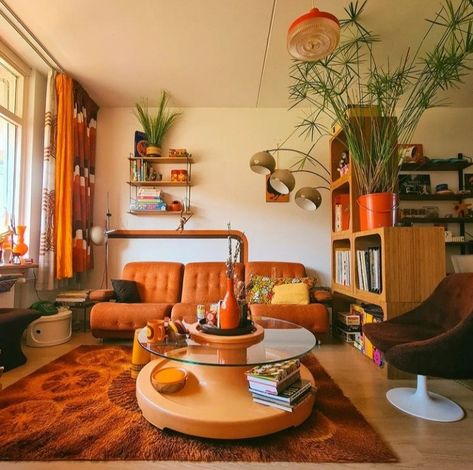 70s Living Room, 70s Interior Design, Casa Retro, Lots Of Plants, 70s House, 70s Interior, Retro Interior Design, 70s Home, 70s Home Decor