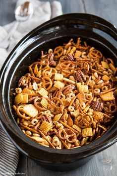 Chex Snacks, Chex Mix Crock Pot, Engagement Food, Crockpot Snacks, Principal Office, Party Mix Snacks, Homemade Chex Mix, Chex Mix Recipes, Easy Apps