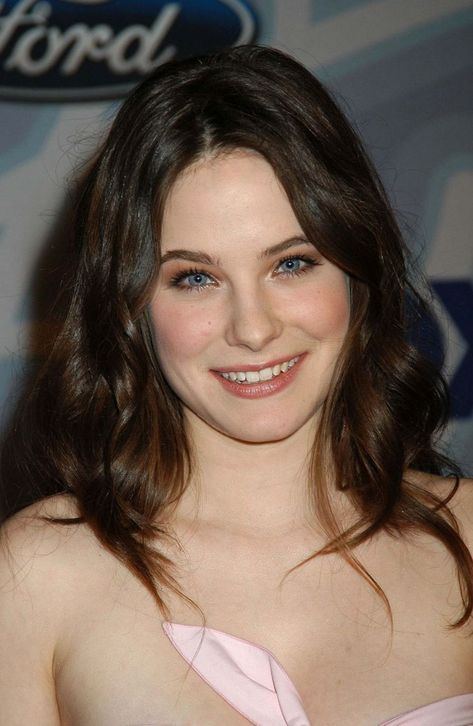 Caroline Dhavernas, Olivia Taylor Dudley, Lauren Graham, Canadian Actresses, Female Soldier, Zooey Deschanel, Gal Gadot, Classic Films, Book Characters