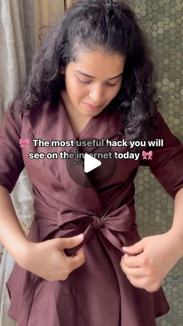 Stu on Instagram: "Follow for more 🎀👒💝 Did you try it? Answer the poll 👇🏽  [String hack , ribbon hack , how to tie ribbon properly, how to tie string to make it look like a bow, bow hack, how to tie string in an elegant way]  #bowhack #ribbonhack #hack #hacks #hackforshirts #shirthack #girlpower #stutzpahh" How To Tie The Perfect Bow On Clothes, How To Tie Straps On A Dress, How To Tie A Bow On A Jumpsuit, How To Tie A Cute Bow On Dress, Tie Knot On Dress, Tie A Bow Belt, How To Tie A Dress With A Belt, How To Tie A Bow On Clothes, Tying Dress Belt