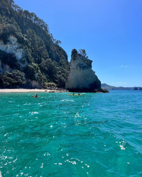 Cathedral Cove, Hahei Beach, Coromandel Peninsula, North Island, New Zealand www.greatnorthtours.co.nz Click the link in bio Coromandel New Zealand, New Zealand Culture, Water Aesthetics, New Zealand Summer, Nz Summer, Coromandel Peninsula, Nz Beach, Cathedral Cove, New Zealand Beach