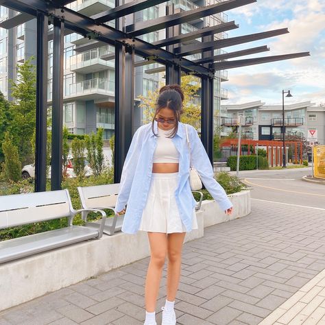 Outfit With White Tennis Skirt, Athletic Outfits Skirt, Tennis Skirt White Outfit, Tennis White Skirt Outfit, Tennis Skirt With Button Up Shirt, Japan Skirt Outfit, Japan Aesthetic Outfit Summer, Styling A White Skirt, Ootd Mini Skirt