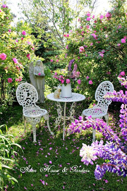 Aiken House & Gardens: Romantic Rose Garden Rose Garden Landscape, Funny Vine, Garden Nook, Shabby Chic Garden, Cottage Garden Design, House Gardens, Victorian Garden, Longwood Gardens, English Cottage Garden