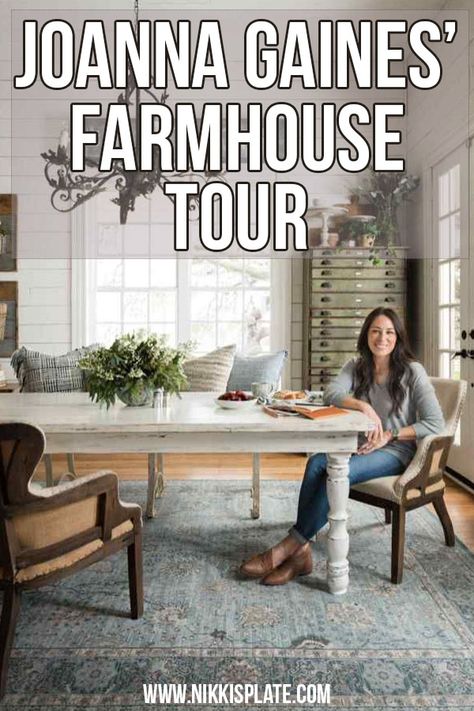 Johanna Gaines Living Room, Johanna Gaines Kitchen, Chip And Joanna Gaines Kitchens, Joanna Gaines Farmhouse Living Rooms, Joanna Gaines House Tour, Stile Joanna Gaines, Chip And Joanna Gaines Home, Joanna Gaines Wallpaper, Joanna Gaines Family