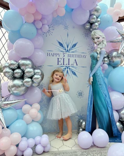 Frozen Back Drop Ideas, Frozen Birthday Party Backdrop Ideas, Elsa Backdrop Frozen Theme, Frozen Backdrop Birthday, Elsa Birthday Backdrop, Princess Elsa Birthday Party Ideas, Frozen Birthday Party Balloons, Frozen Party Balloons, Elsa Birthday Theme Decoration