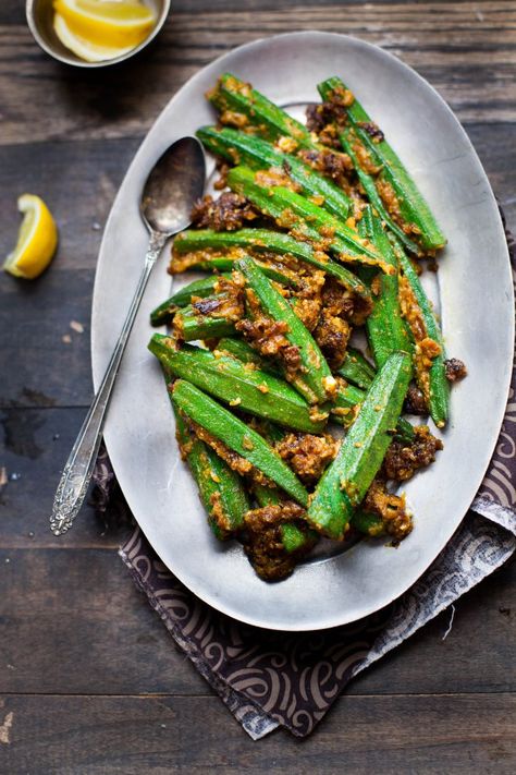 Sinfully Spicy - Bharwan Bhindi , Stuffed Spicy Okra @Tanvi | Sinfully Spicy Spicy Okra, Stuffed Okra, Grilling Party, Indian Meals, Fall Eats, Lentil Dishes, Okra Recipes, Vegetarian Indian, Vegetarian Side Dishes