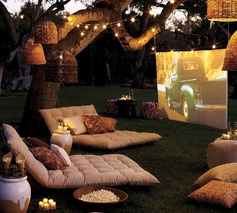 best way to spend a summer evening... just look at that bowl of popcorn and those cushions! Backyard Movie Theaters, Backyard Movie Nights, Backyard Movie, Real Estat, Outdoor Theater, Outdoor Movie, Home Cinema, The Grass, 인테리어 디자인