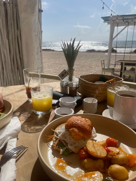 Vacation Breakfast, Breakfast On The Beach, Visualization Board, Beach Breakfast, Beach Brunch, Beach List, Brunch Cafe, Breakfast Photography, Vision 2024