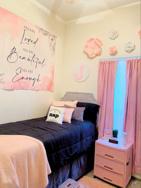 College Dorm Pink, Black Dorm Room, Pink College Dorm, Cozy Kitchen Ideas, Pink Dorm Room Decor, Dorm Room Themes, Pink Dorm Rooms, College Dorm Room Inspiration, Dorm Room Decor Ideas