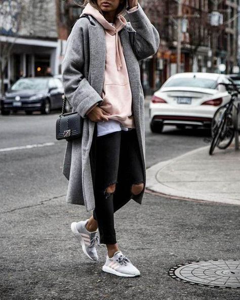 Street style fashion / fashion week #fashionweek #fashion #womensfashion #streetstyle #ootd #style / Pinterest: @fromluxewithlove Winter Stil, Stil Inspiration, London Street Style, Ținută Casual, Modieuze Outfits, Street Style Looks, Airport Outfit, Mode Vintage, Trench Coats