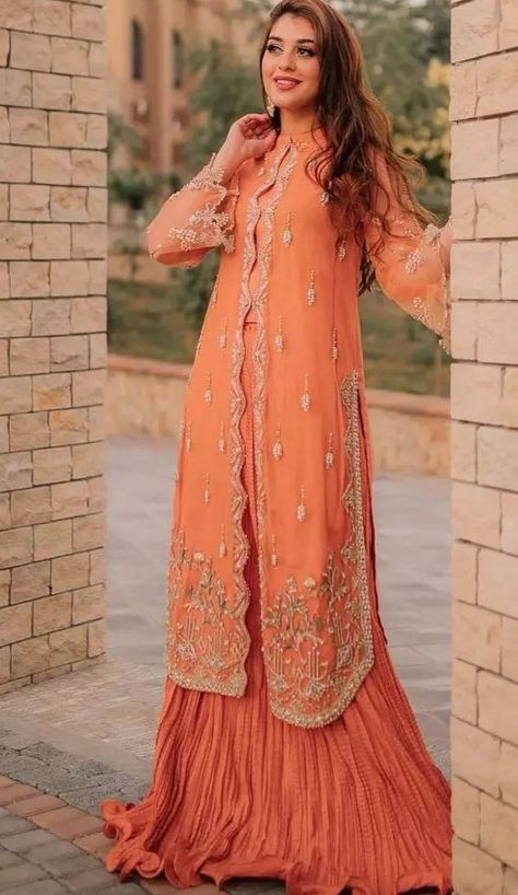 This outfit for girls for cousins wedding۔You can wear it at different functions like engagement۔Barat۔Reception۔Parties۔Mehndi etc۔ Long Shirt With Sharara, Shirt Dress Designs, Laraib Rahim, Sharara Designs For Wedding, Shirts Designs Pakistani, Dinner Dress Formal, Casual Gown, Crush Fabric, Walima Dresses