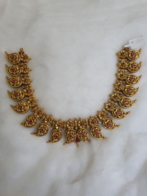 Mango Jewellery Necklaces, Gold Mango Necklace Designs, Mango Gold Necklace, Antique Mango Haram Designs, Nakshi Gold Necklace, Mango Design Necklace Gold, Mango Necklace Indian Gold, Mango Mala Jewellery Gold, Gold Mango Haram