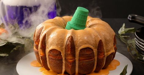 Halloween Pumpkin Bundt Cake Cake Mix Pumpkin Cake, Cake Mix Pumpkin, Pumpkin Bundt Cake Recipes, Halloween Party Desserts, Menu Halloween, Pumpkin Bundt, Bolo Halloween, Halloween Cake Decorating, Table Halloween