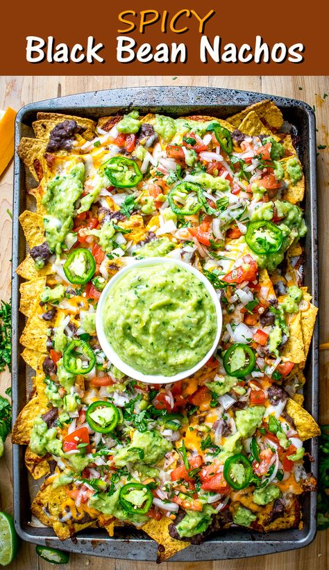 Nachos Recipe Vegetarian, Bean Nachos Recipe, Vegetarian Nachos Recipe, Black Bean Nachos, Bean Nachos, Vegetarian Nachos, Nachos Recipe Easy, Fest Mad, Salsa Guacamole